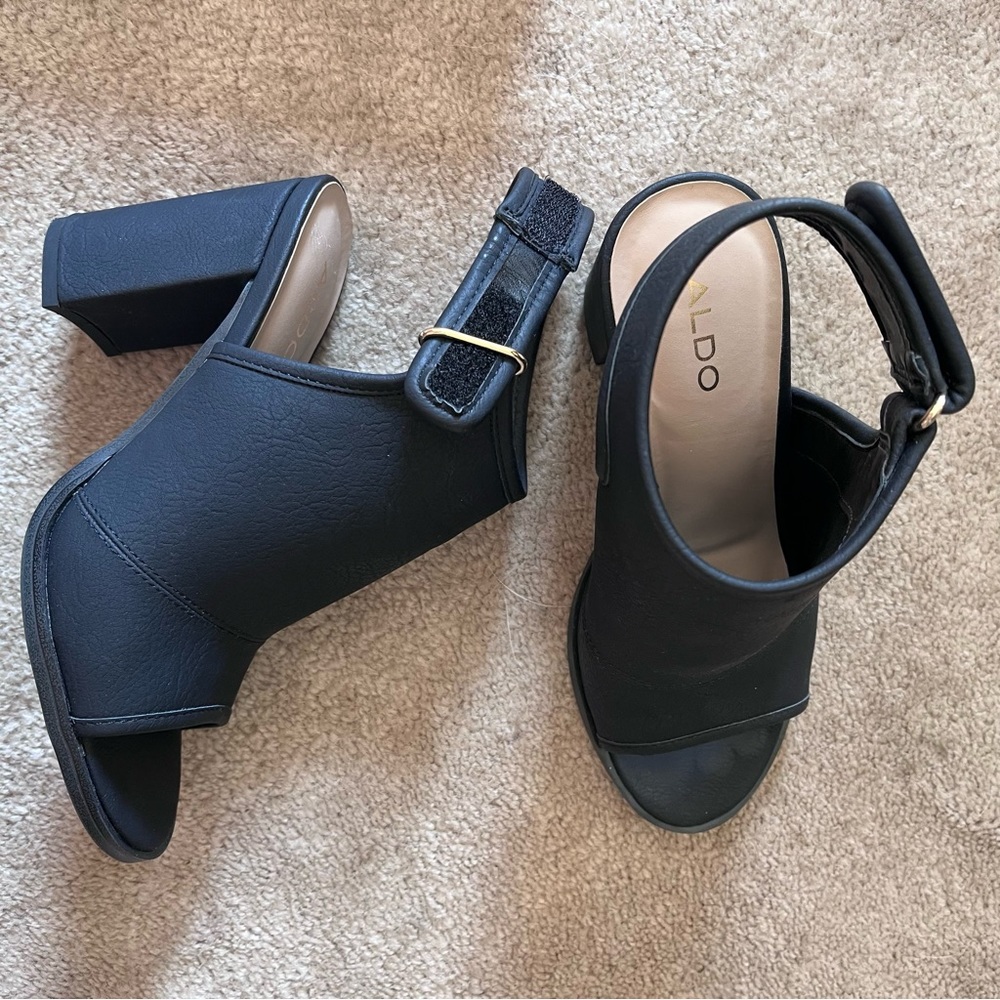 Domatia Peep toe shooties